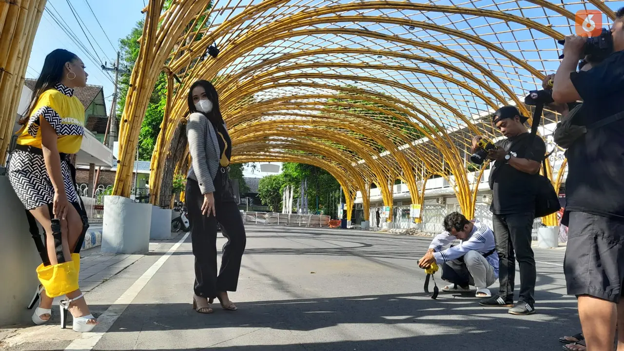 Para fotografer se-Tapal Kuda Hunting foto di kawasan Marina Boom Banyuwangi (Hermawan Arifianto/Liputan6.com)