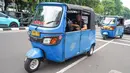 Momen santai Franco Morbidelli menikmati suasana Jakarta di dalam bajaj pada Selasa, (30/09/2025). (Dok.Pertamina Lubricants)