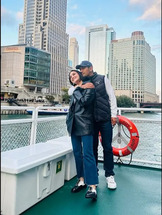 Kebahagiaan menyelimuti pasangan Ririn Ekawati dan Ibnu Jamil. Melalui akun instagramnya, pasangan ini mengumumkan sedang menanti kelahiran anak pertama mereka. [Instagram/ririnekawati]