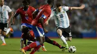 Penyerang Argentina Lionel Messi menggiring bola melewati pemain Haiti saat pertandingan persahabatan di stadion Bombonera di Buenos Aires (29/5). Argentina menang telak 4-0 atas Haiti. (AP / Natacha Pisarenko)