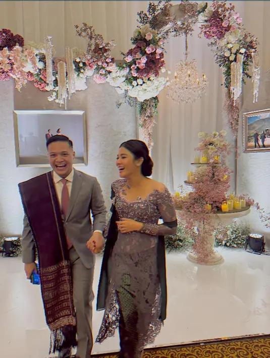 Hadiri acara keluarga Arfito Hutagalung, Naysilla tampil cantik dalam balutan kebaya ungu. Sedangkan Fito terlihat gagah dengan setelan jas dan ulos di bahu [@naymirdad]