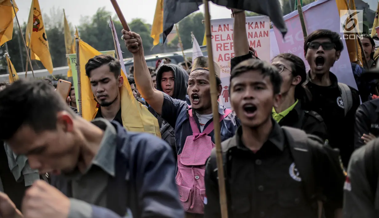 Massa yang tergabung dari Serikat Petani Indonesia (SPI) bersama mahasiswa menggelar aksi demo di depan gedung DPR/MPR RI, Jakarta, Selasa (24/9/2019). Dalam aksinya mereka menuntut DPR menghentikan pembahasan lima rancangan undang-undang yang menyangkut pertanian. (Liputan6.com/Faizal Fanani)