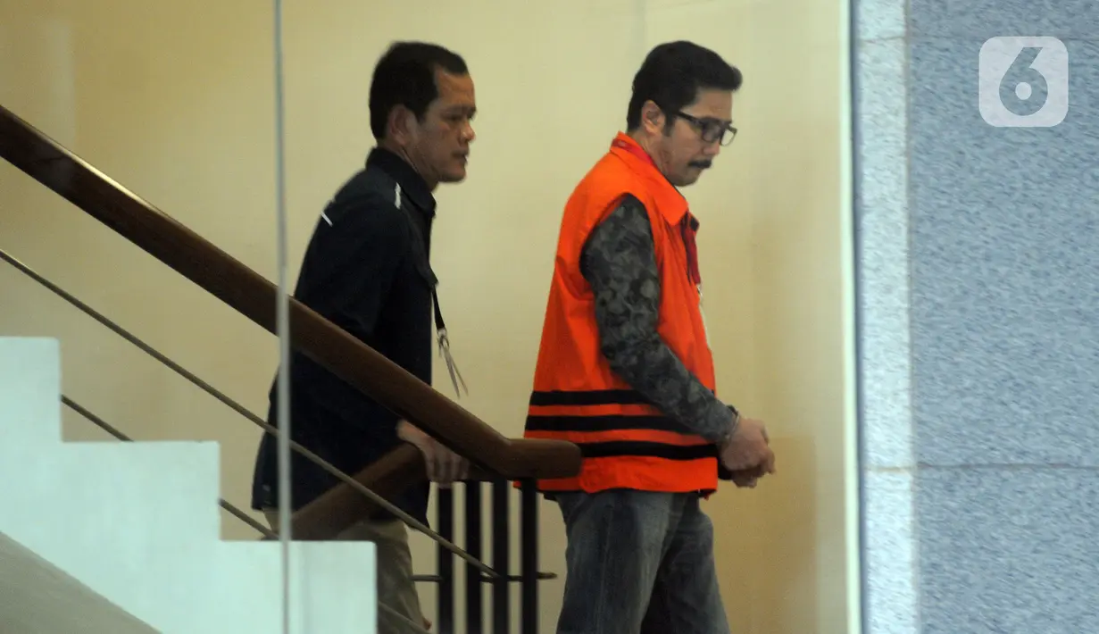 Mantan Ketua DPRD Tulungagung, Supriyono menuju ruang  pemeriksaan di Gedung KPK, Jakarta, Selasa (7/1/2020). Supriyono diperiksa sebagai tersangka terkait dugaan menerima suap pengadaan barang dan jasa di Pemkab Tulungagung tahun anggaran 2018. (merdeka.com/Dwi Narwoko)