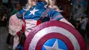 Seorang cosplayer mengenakan kostum ala Captain America berpose saat menghadiri New York Comic Con 2019 di Jacob K. Javits Convention Center, Kamis (3/10/2019). Comic Con menjadi salah satu gelaran acara yang paling dinanti para pecinta komik maupun film. (Charles Sykes/Invision/AP)