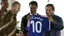 Presiden RI ke-6 Susilo Bambang Yudhoyono menerima jersey nomor 10 milik Zinadine Zidane di Istana Negara, Jakarta (06/07/2007).  Kunjungan Zidane ke Indonesia untuk memperkenalkan Sepak bola kepada anak-anak Indonesia.  (EPA/Jurnasyanto Sukarno)