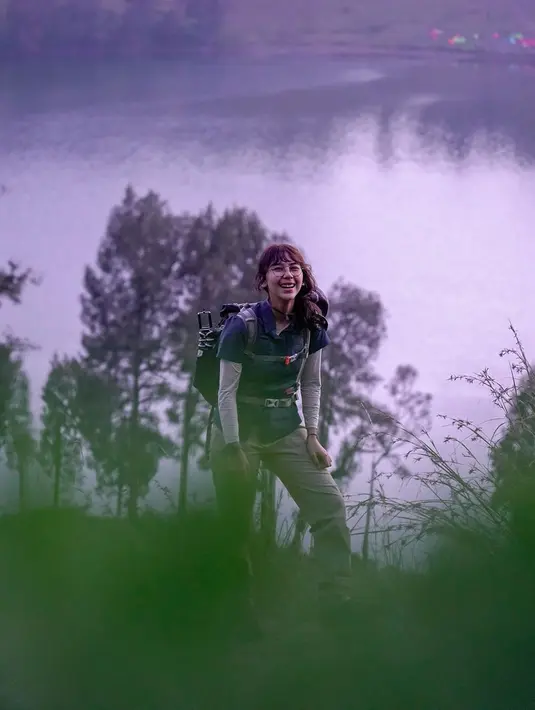 Saat dihubungi awak media beberapa waktu lalu, Adinda pun menceritakan pengalaman berharganya itu. Diakui Adinda bahwa  kala itu menjadi pengalaman pertamanya merayakan hari kemerdekaan di puncak gunung. Instagram/adindathomas)