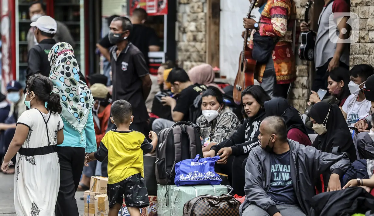 <p>Calon penumpang menunggu bus Antar Kota Antar Provinsi (AKAP) di Terminal Grogol, Jakarta Barat, Kamis (28/4/2022). Jelang Hari Raya Idul Fitri, Terminal Grogol mulai dipadati pemudik yang akan pulang ke kampung halaman untuk merayakan Lebaran. (Liputan6.com/Johan Tallo)</p>