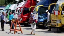 Warga berjalan menuju mobil kas keliling penukaran uang pecahan di Lapangan IRTI Monas, Jakarta, Rabu (7/6). Bank Indonesia bersama 13 bank umum melayani kebutuhan masyarakat akan uang pecahan selama Ramadan dan Idul Fitri 2017 (Liputan6.com/Angga Yuniar)