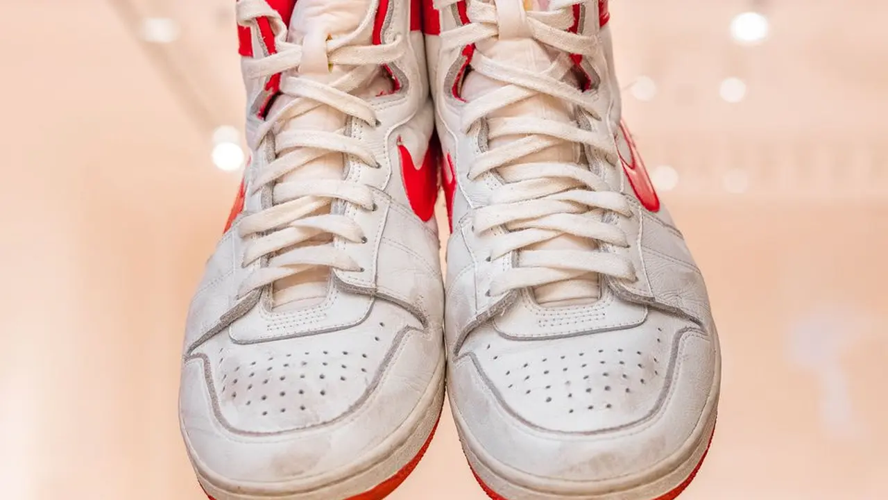 Sepatu Michael Jordan yang dilelang.