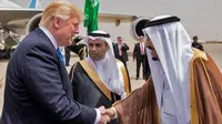 Presiden AS Donald Trump (kiri) berjabat tangan dengan Raja Arab Saudi Salman bin Abdulaziz al-Saud saat di Bandara Internasional Raja Khalid di Riyadh (20/5). (AFP/Saudi Royal Palace/Bandar Al-Jalou)