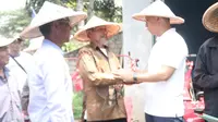Sekretaris Jenderal (Sekjen) Partai Amanat Nasional (PAN),Eddy Soeparno memberi bantuan traktor kepada petani di Cianjur. (Istimewa)