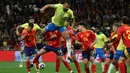 Pada menit ke-87, Spanyol kembali mendapat hadiah penalti dan berhasil dieksekusi dengan baik oleh Rodri. (Pierre-Philippe MARCOU/AFP)