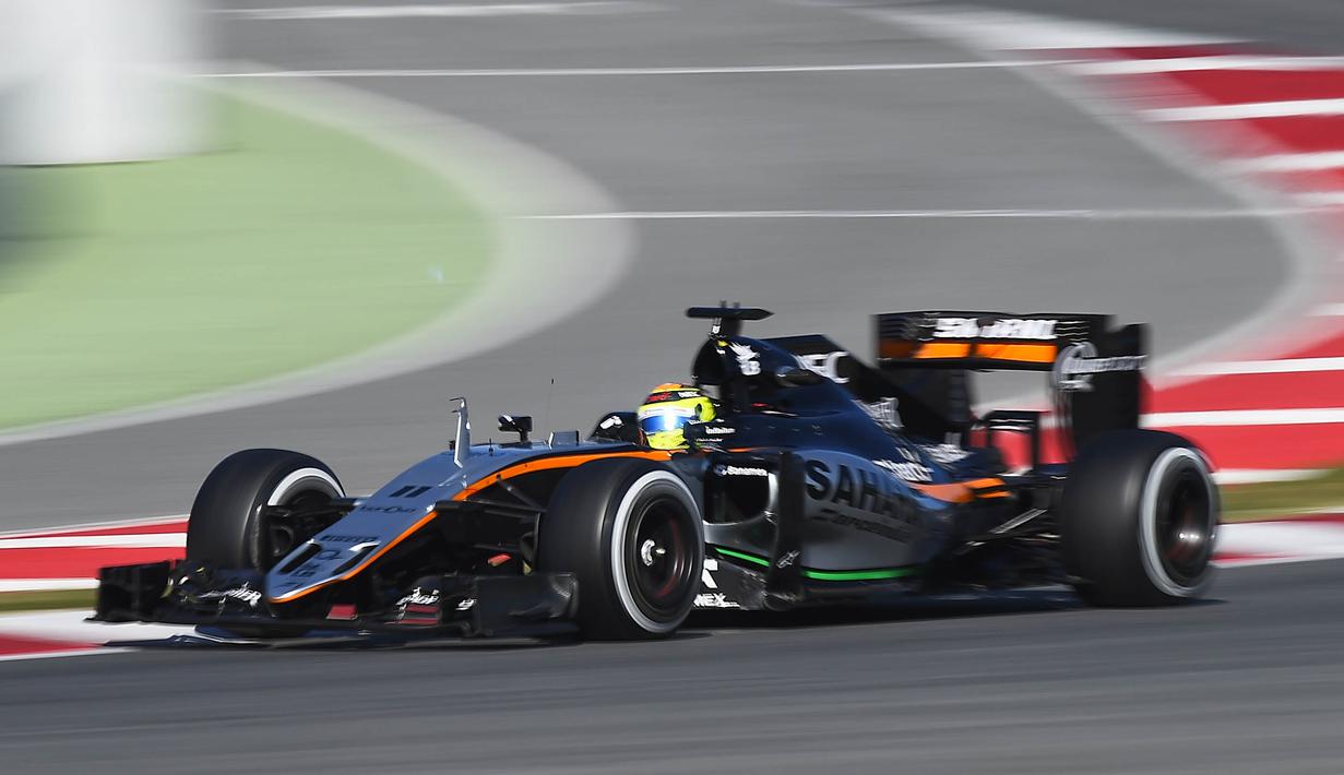 Pebalap Sahara Force India,  Sergio Perez mencatat waktu 1m25,593s dari 128 lap pada sesi kedua tes pramusim di Sirkuit Catalunya, Barcelona, Rabu (2/3/2016). Malam WIB. (AFP/Josep Lago)