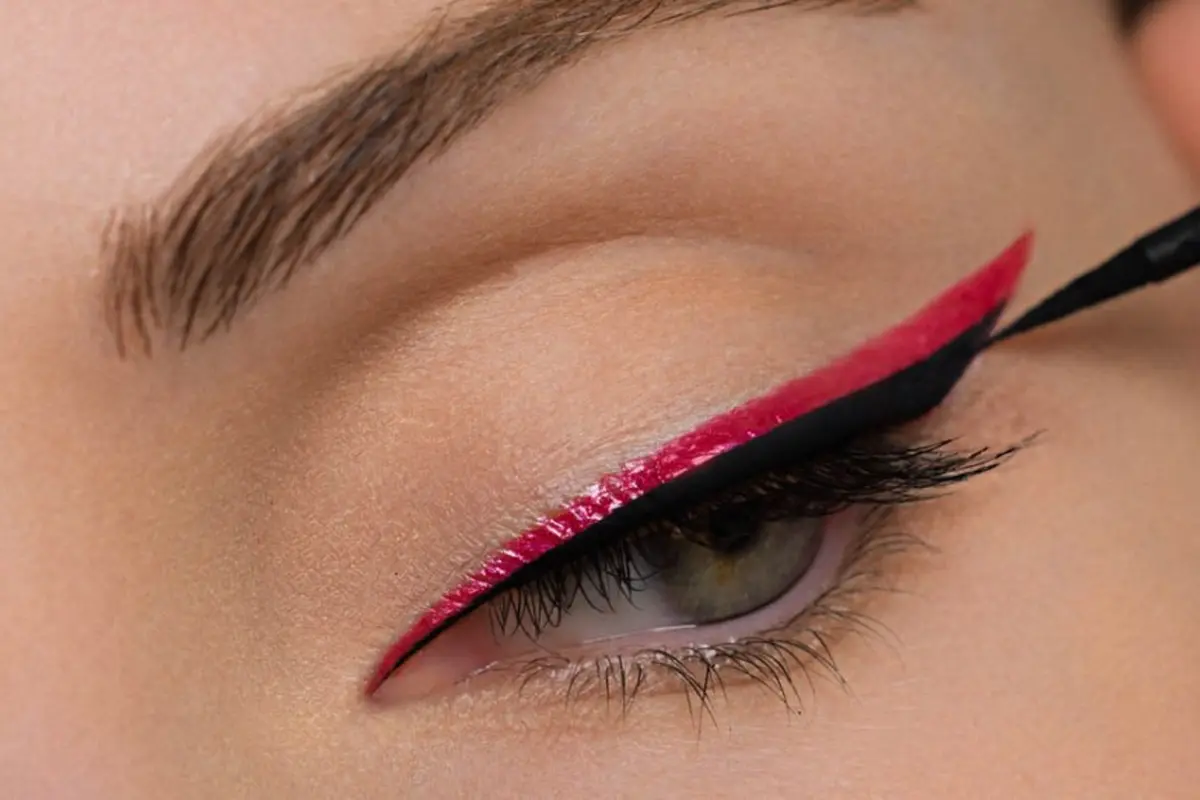 Pakai Double Eyeliner Liquid Bikin Matamu Makin Indah!