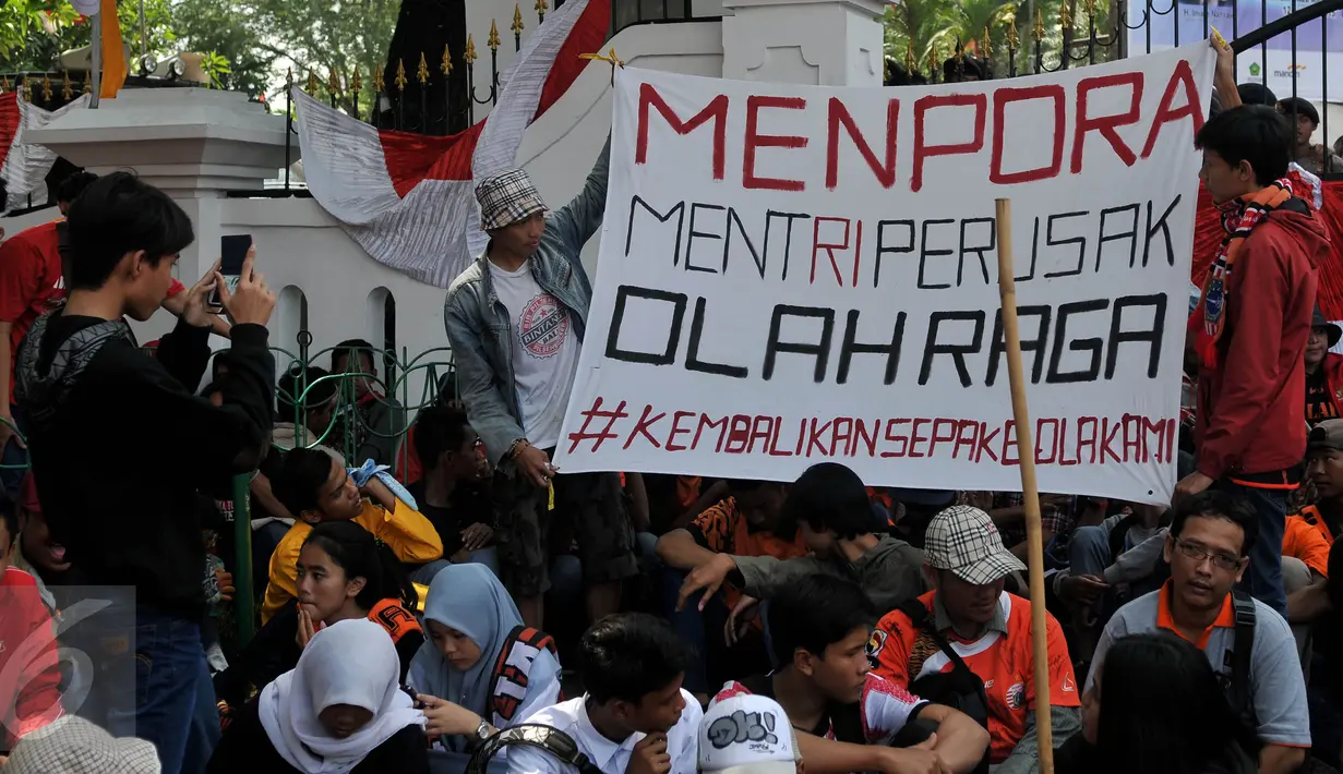 Suporter Persija Jakmania membentangkan Spanduk yang berisi kritikan terhadap PSSI dan Komdis di depan Kantor Kementerian Pemuda dan Olahraga, Jakarta, Selasa (11/8/2015). Mereka ingin Sepak Bola Indonesia kembali digelar. (Liputan6.com/Johan Tallo)