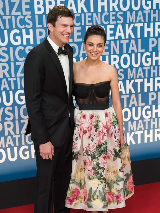 Penampilan Ashton Kutcher dan Mila Kunis berpose di karpet merah Breakthrough Prize Awards di California, 3 Desember 2017. Ashton terlihat gagah dalam balutan tuxedo hitam, sedangkan Mila tampil elegan dengan dress two piece. (Peter Barreras/Invision/AP)