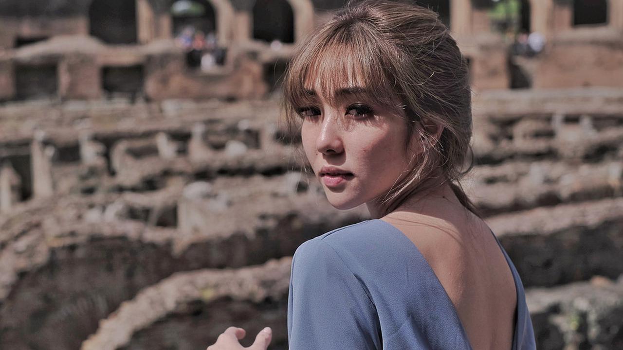 [Bintang] Jalan-jalan ke Italia, Intip Deretan Gaya Liburan Gisella Anastasia yang Seksi Memesona