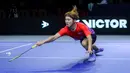 Kodai Naraoka dari tim Rockets berusaha mengembalikan kok ke arah Jonatan Christie dari tim Blitzers dalam laga Badminton XL 2025 di Istora Senayan, Jakarta, Jumat (03/10/2025). (Bola.com/Bagaskara Lazuardi)