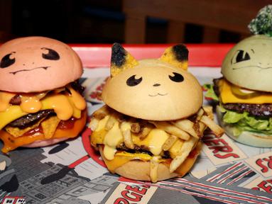 Pokeburg, burger dalam bentuk karakter Pokemon diperlihatkan di restoran Down N 'Out Burger, Sydney, Australia, (26/8). Restoran ini menjual burger berkarakter Pokemon seperti Chugmander, Pikachu dan Bulboozaur. (REUTERS/Jason Reed)