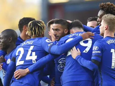 Para pemain Chelsea merayakan gol yang dicetak oleh Hakim Ziyech ke gawang Burnley pada laga Liga Inggris di Stadion Turf Moor, Sabtu (31/10/2020). Chelsea menang dengan skor 3-0. (Alex Livesey/Pool via AP)