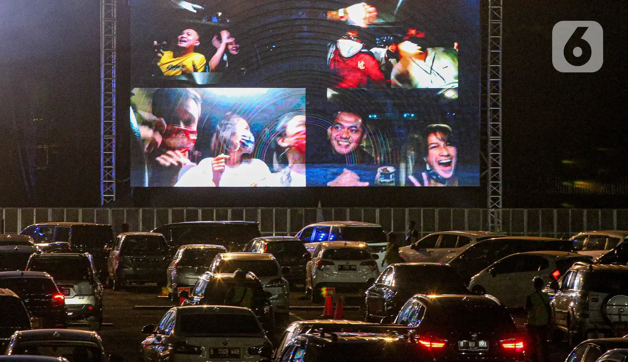 Suasana konser New Live Experience 2020 pada hari kedua di Parkir Barat JIExpo Kemayoran, Jakarta, Minggu (30/8/2020). Konser musik dengan konsep drive-in tersebut digelar dengan menerapkan protokol kesehatan untuk mencegah penyebaran COVID-19. (Liputan6.com/Faizal Fanani)