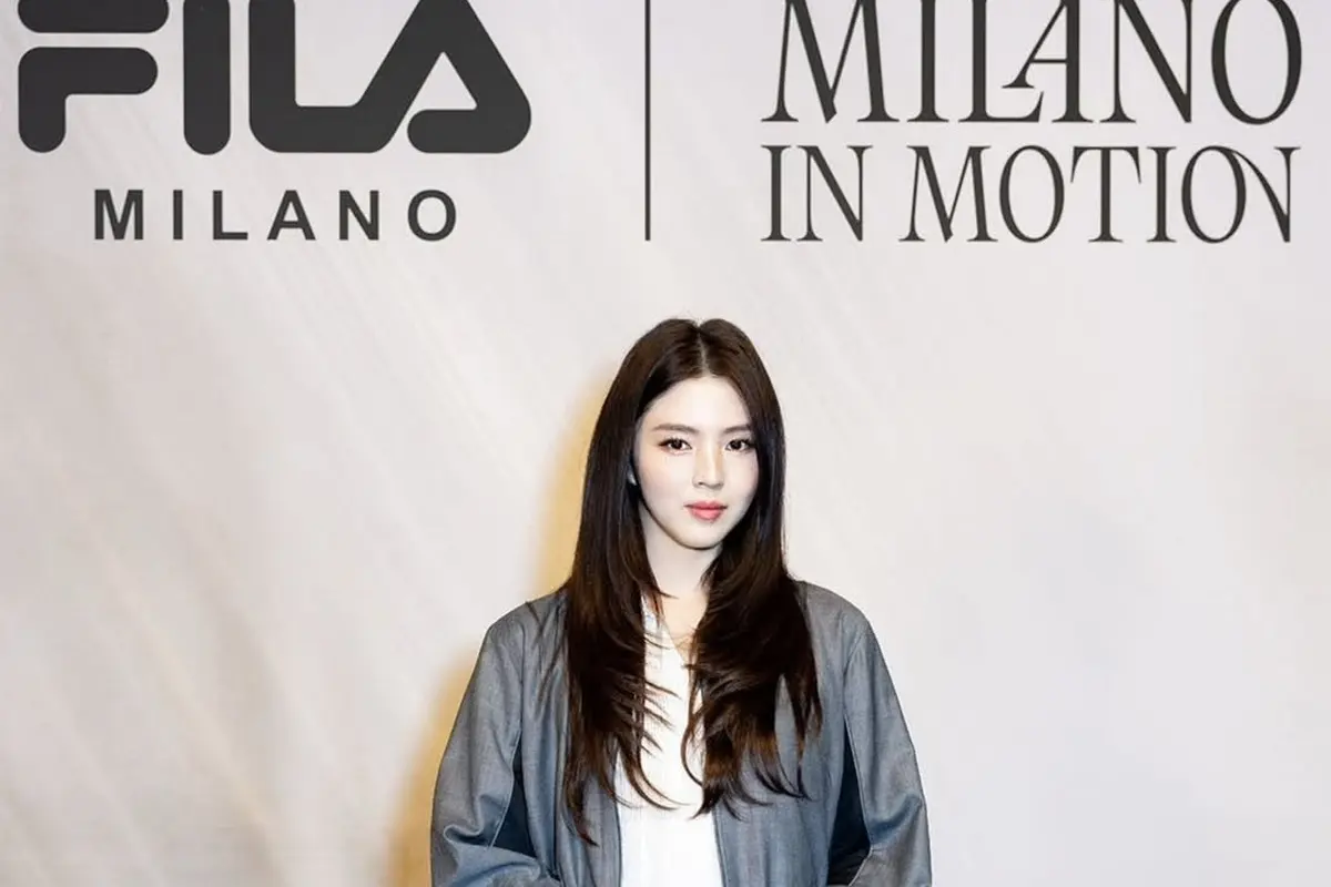 Han So Hee Tampil Sporty Casual di Milan Fashion Week, Pesonanya Curi Atensi Saat Pose Bareng Barbara Palvin