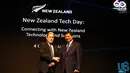 Menteri Perindustrian RI, Airlangga Hartarto bersalaman dengan Wakil PM sekaligus Menlu Selandia Baru, Winston Peters usai membuka New Zealand Tech Day 2018 di Jakarta, Kamis (4/10). (Foto:Istimewa)
