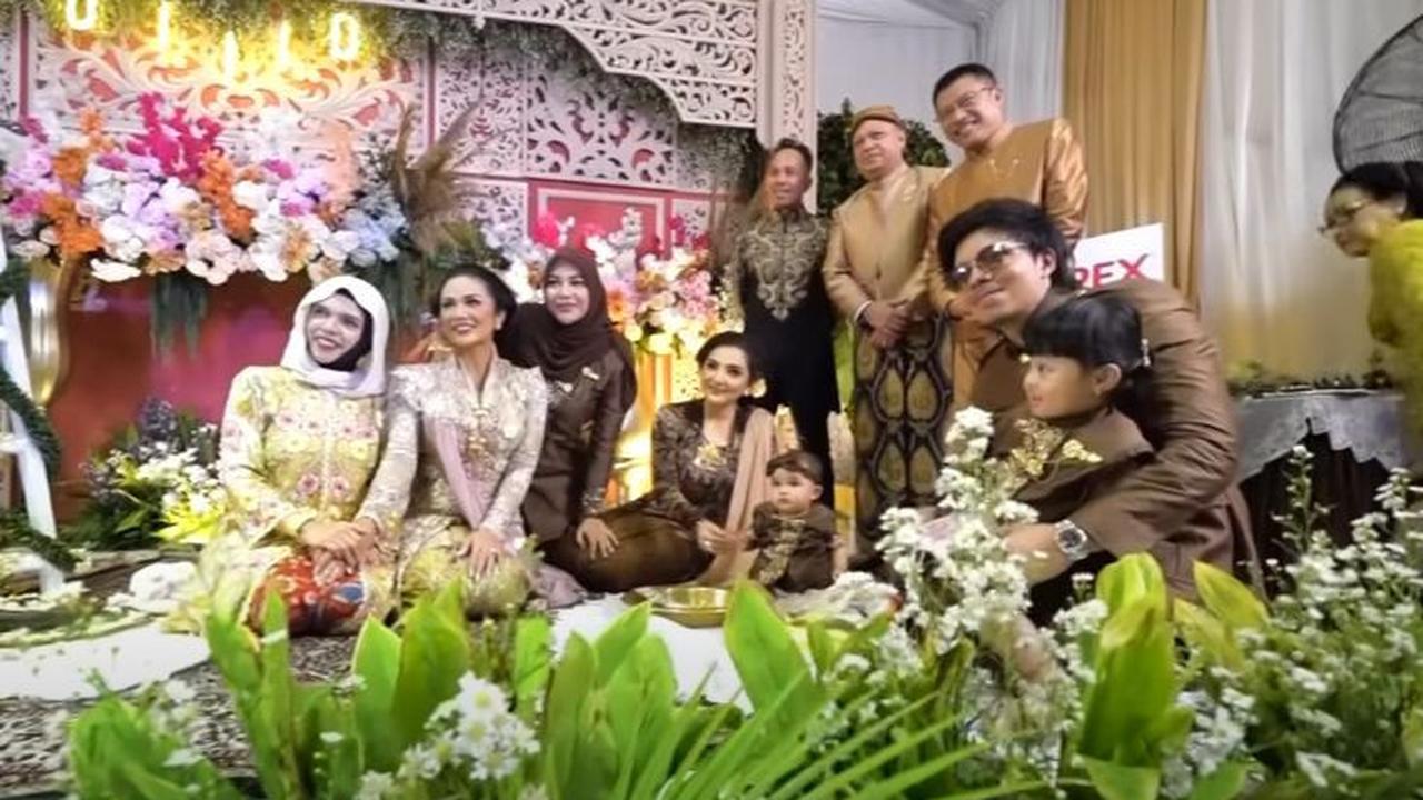 Momen Akur yang Mencuri Perhatian