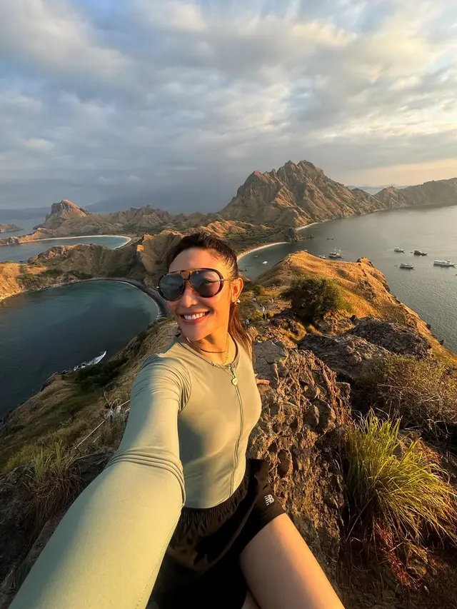 Potret Seru Liburan Ayu Dewi di Labuan Bajo, Penuh Momen Manis Keluarga