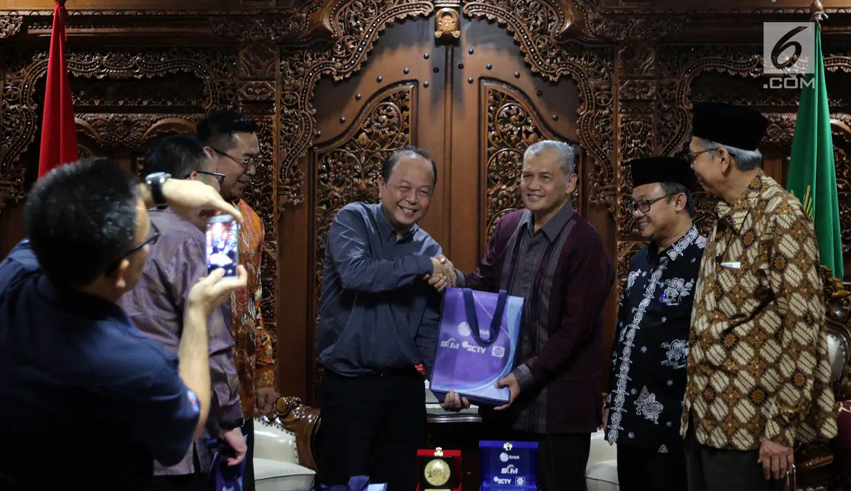 Pemimpin Redaksi Liputan6.com, Mohamad Teguh bingkisan kepada Ketua PP Muhammadiyah,  Prof.Dr Dadang Kahmad, Jakarta, Selasa (30/5). Kunjungan untuk silaturahmi antara PP Muhammadiyah dan Emtek Grup. (Liputan6.com/Johan Tallo)