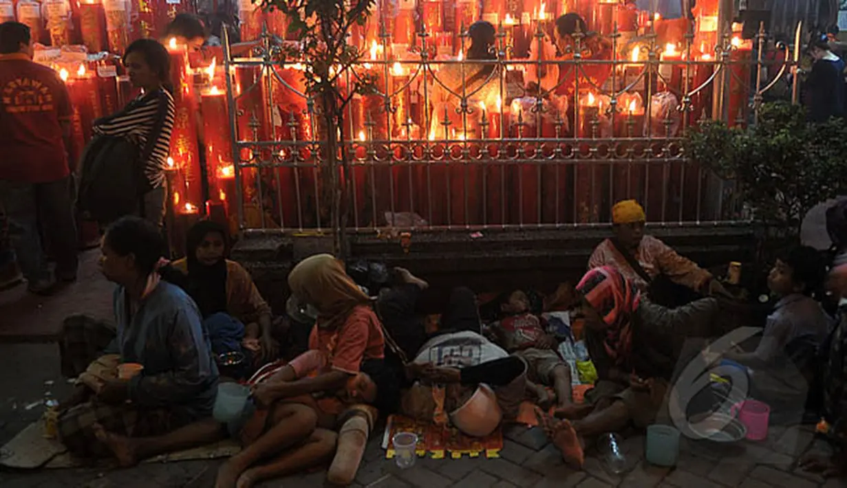 Pada malam perayaan Imlek, Kelenteng Boen San Bio juga dipadati oleh pengemis musiman, Tangerang, Rabu (18/2/2015) malam. (Liputan6.com/Johan Tallo)