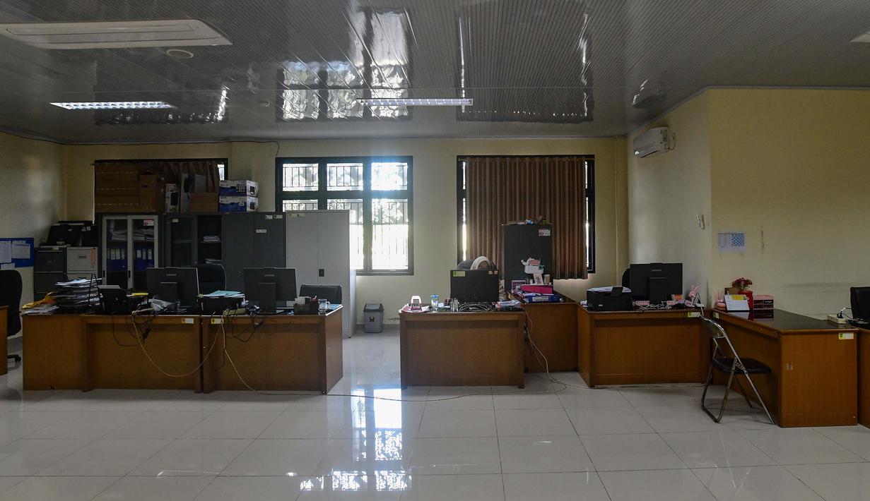 Sebagai informasi, kebijakan ini diatur melalui Surat Edaran Menteri PAN-RB Nomor 3 Tahun 2026 dan didukung oleh Surat Edaran Mendagri Nomor 800.1.5/3349/SJ bagi pemerintah daerah. Tampak dalam foto, aktivitas pegawai saat penerapan Work From Home (WFH) bagi Aparatur Sipil Negara (ASN) di kantor Kecamatan Limo, Depok, Jawa Barat, Jumat (10/4/2026). (merdeka.com/Arie Basuki)