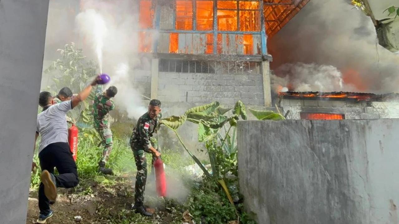 FOTO: Prajurit TNI AL Bantu Pemadaman Kebakaran Permukiman di Manado