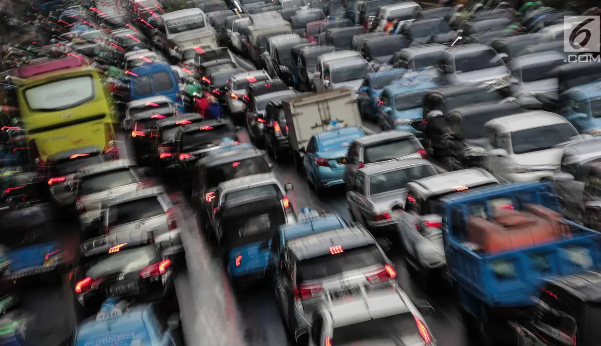 Kendaraan terjebak kemacetan di kawasan Medan Merdeka Timur, Jakarta, Kamis (21/2). Pengendara yang akan melintasi kawasan Monas diharapkan mencari jalur alternatif. (Liputan6.com/Faizal Fanani)