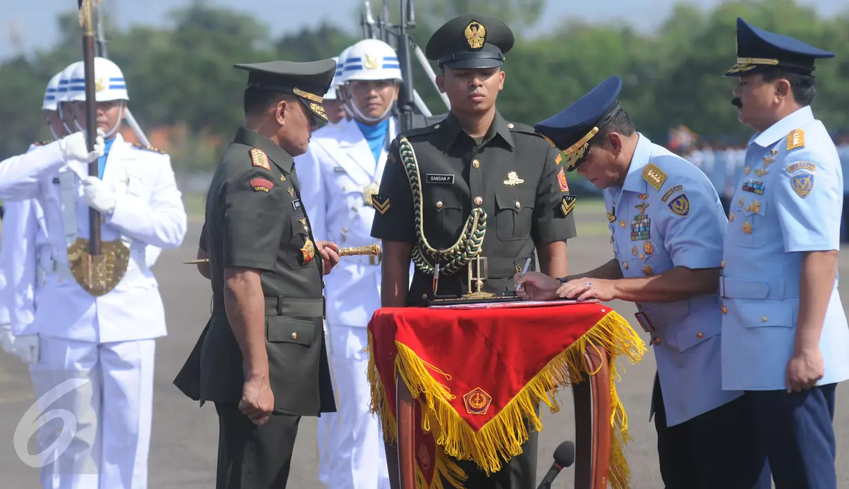 Marsekal TNI Agus Supriatna menandatangi dokumen serah terima jabatan di Lanud Halim Perdanakusuma, Jakarta, Jumat (20/1). KSAU Marsekal TNI Agus Supriatna digantikan Hadi Tjahjanto. (Liputan6.com/Helmi Afandi)