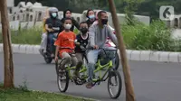 Warga bersepeda di area lingkar luar kawasan Stadion Pakansari, Kabupaten Bogor, Sabtu (11/9/2021). Kawasan ini kembali ramai dengan aktivitas warga seiring penurunan level PPKM di wilayah Jabodetabek. (Liputan6.com/Helmi Fithriansyah)