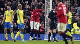 Pemain Manchester United, Anthony Martial memeluk rekannya Marcus Rashford setelah mencetak gol pertama timnya ke gawang Nottingham Forest pada laga leg kedua Semifinal Carabao Cup 2022/2023 di Old Trafford, Manchester, Kamis (02/02/2023) WIB. Gol Martial terjadi pada menit ke-73 melalui assist Marcus Rashford. (AFP/Paul Ellis)