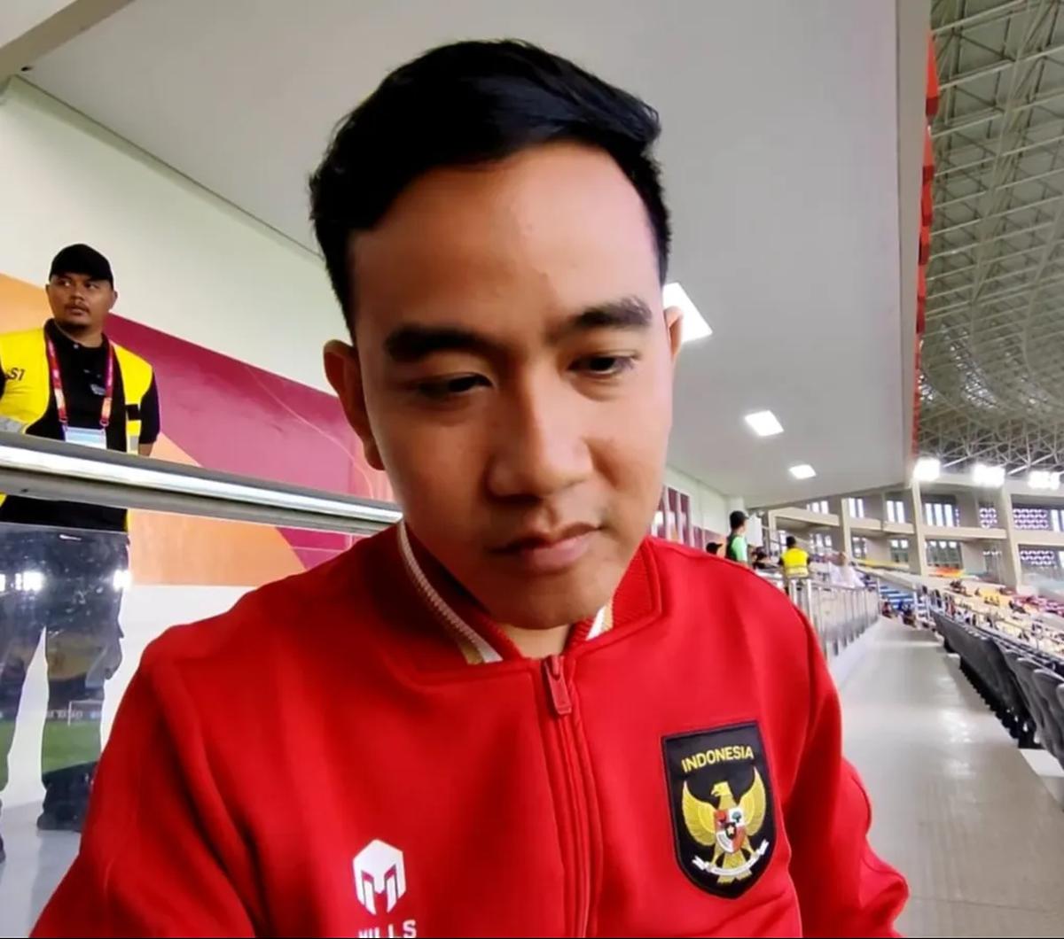 Gibran juga mengapresiasi kualitas Stadion Manahan yang terlihat sangat bagus dengan dilengkapi papan LED, lampu penerangan, rumput rapi dan VAR.<br><br>"Mengapresiasi, hari ini cuacanya bagus, hotel juga bagus makanannya cocok," ungkapnya.<br>
