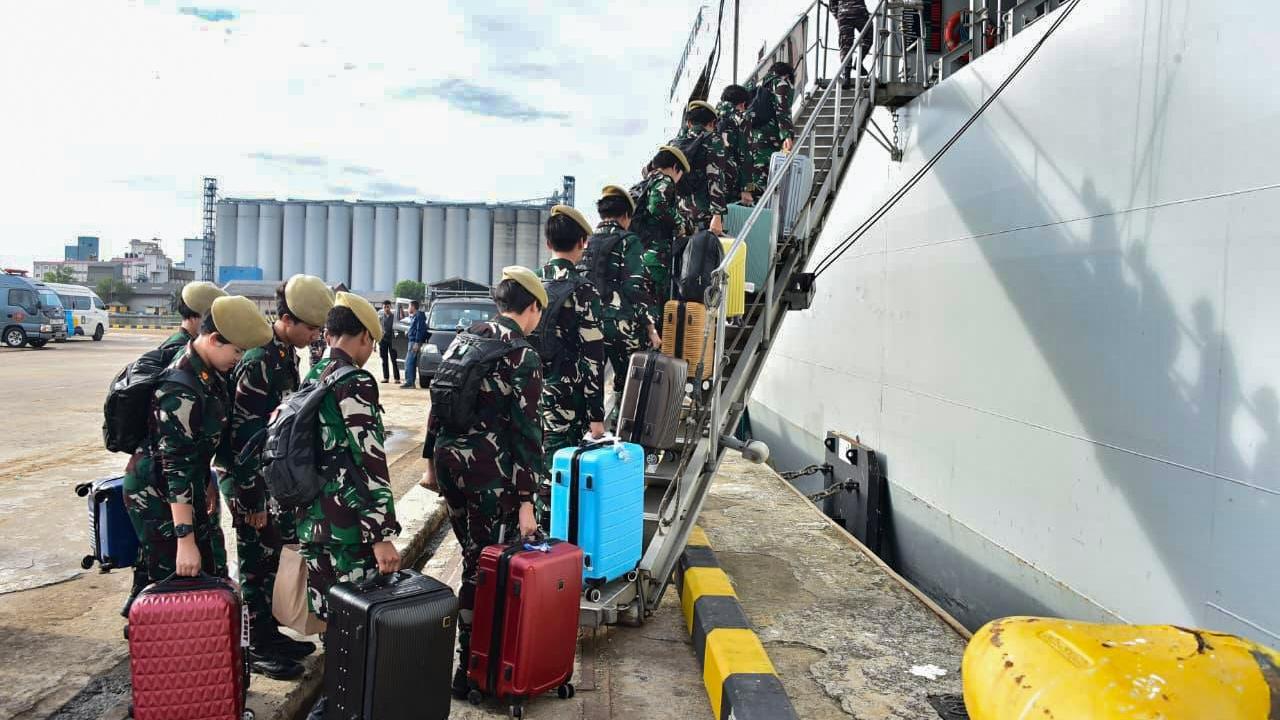 FOTO: TNI AL Tempa 500 Mahasiswa Jadi Generasi Cinta Laut di Sailing Camp 2025