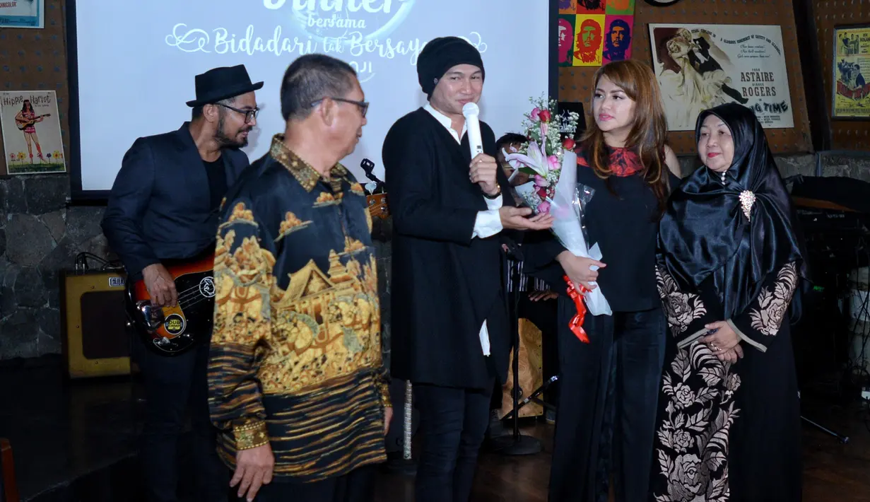 Bidadari Tak Bersayap, single terbaru yang kembali diciptakan Anji setelah lagu Dia. Menurut Anji, lagu barunya ini merupakan sekuel dari lagu Dia sebelumnya.  (Adrian Putra/Bintang.com)