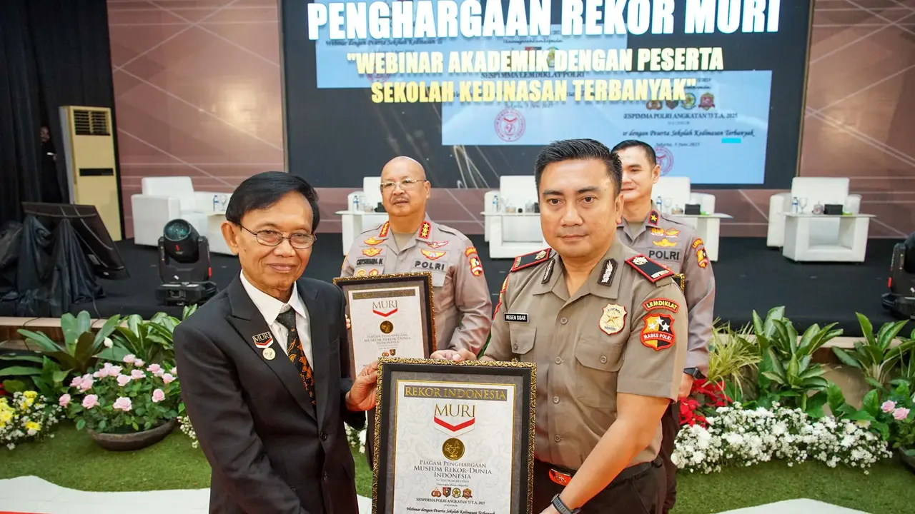 Kalemdiklat Polri meraih penghargaan dari Museum Rekor-Dunia Indonesia (MURI) atas keberhasilan menyelenggarakan webinar akademik dengan jumlah peserta dari sekolah kedinasan terbanyak