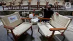 Perajin mengecat kursi di workshop kerajinan rotan Aryasena di kawasan Gatak, Sukoharjo, Jawa Tengah, Senin (22/11/2021). Kursi rotan yang telah diekspor ke berbagai negara hingga ke Eropa merupakan binaan BNI Xpora menuju UMKM Go Productive, Go Digital, dan Go Global. (Liputan6.com/HO/BNI)