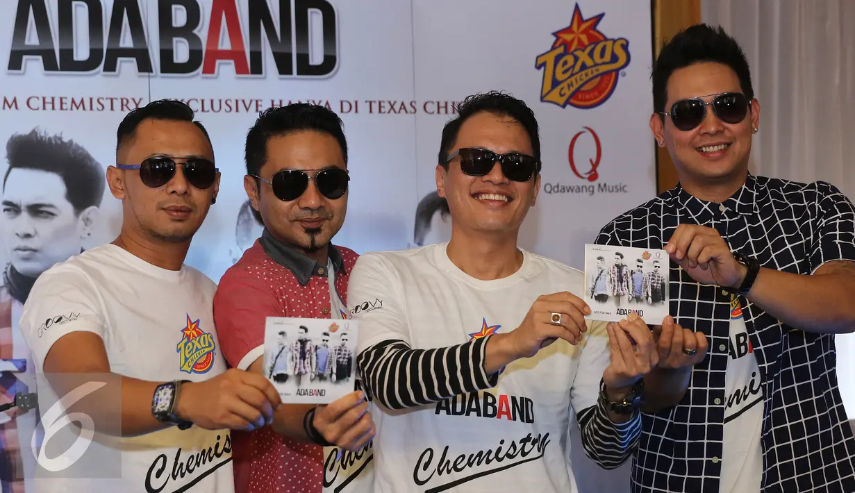 ADA Band memperlihatkan album terbaru mereka di kawasan Cikini, Jakarta, Rabu (23/3). Album ke 13 Ada Band diberi judul "Chemistry" yang merangkum 10 singel terbaru. (Liputan6.com/Herman Zakharia)