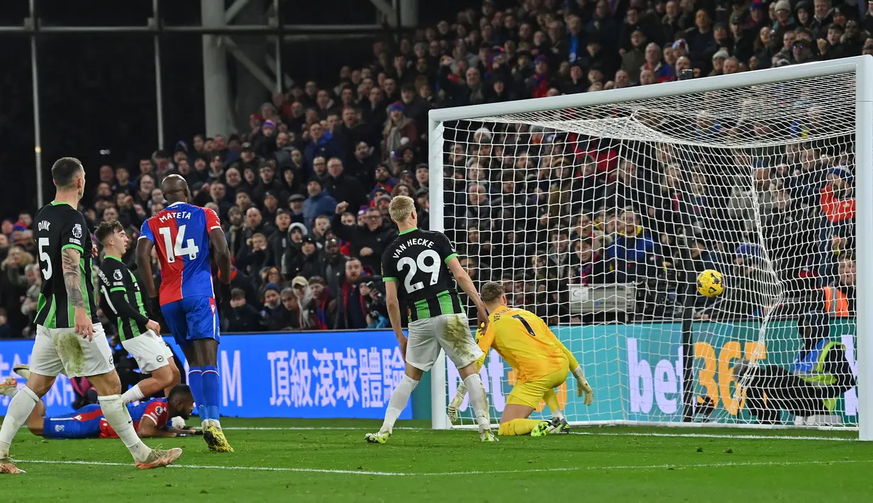 Crystal Palace berhasil unggul lebih dulu pada menit ke-45 melalui Jordan Ayew. (Glyn KIRK / AFP)