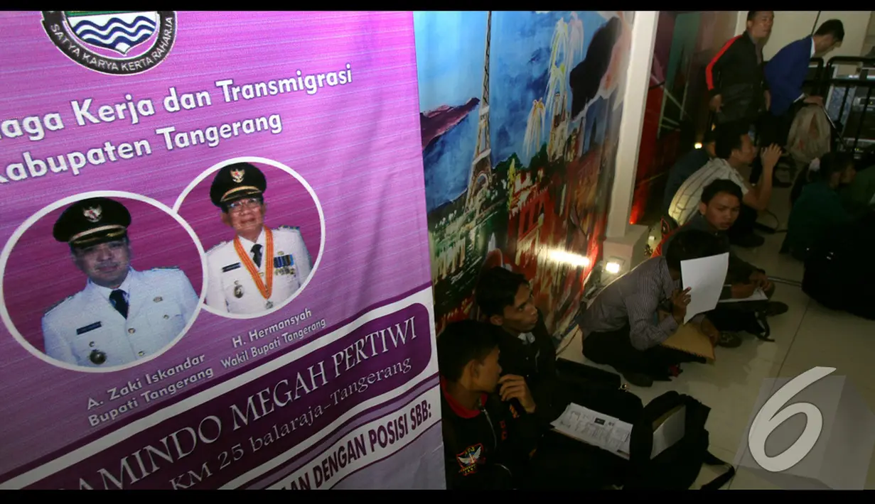 Para pencari kerja tampak kelelahan dan beristirahat di pojok tempat pameran berlangsung, Tangerang, Jumat (22/8/2014) (Liputan6.com/Faisal R Syam) 