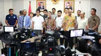 Menteri Pemuda dan Olahraga (Menpora) RI, Zainudin Amali baru saja beraudiensi dengan 13 klub Liga 2 2022/2023 dan Asosiasi Pesepak Bola Profesional (APPI) di Kantor Kementerian Pemuda dan Olahraga (Kemenpora), Jakarta Pusat pada Senin (16/1/2023) siang WIB. (Bola.com/Muhammad Iqbal ichsan)
