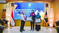 Altet  Tim Nasional Bola Volli Putri Megawati Hangesti Pertiwi dapat hadia sepeda motor dan uang pembinaan dari Bupati Jember Hendy Siswanto (Istimewa)