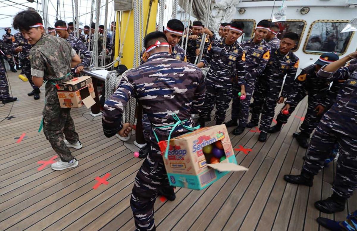 FOTO: Serunya Taruna AAL Rayakan 17 Agustusan di Tengah Laut