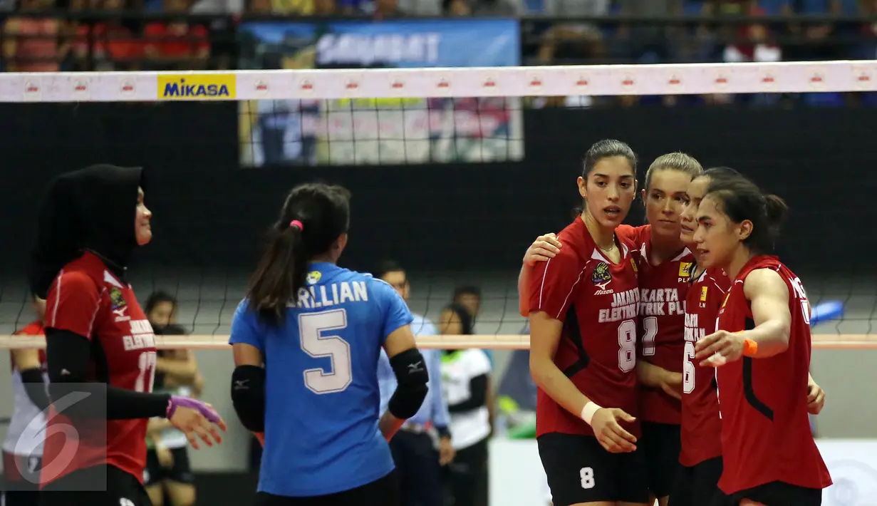 Pemain voli Jakarta Elektrik PLN melakukan selebrasi usai mencetak angka dari tim Jakarta Pertamina Energi pada pertadingan Grand Final Proliga 2017 di GOR Among Rogo, Yogyakarta (23/4). (Liputan6.com/Johan Tallo)