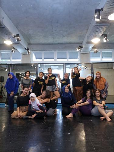 Perempuan Menari Pelestari Budaya Lewat Gerak Tubuh Berirama Fimelahood Fimela Com